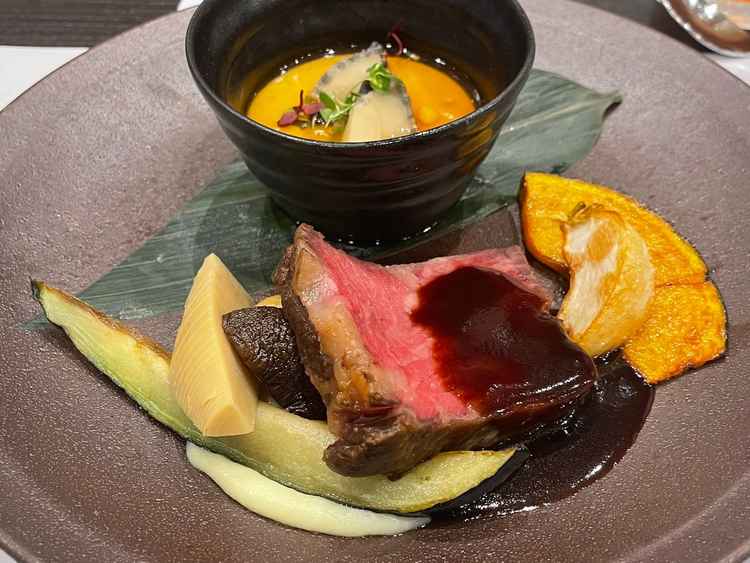 メインの牛肉とウニの茶碗蒸し