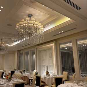 シャンデリアが大きく，天井があまり高すぎてないのが印象的でした。重厚感のある扉もよかったです。