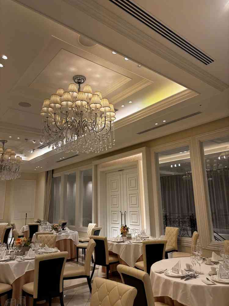 シャンデリアが大きく，天井があまり高すぎてないのが印象的でした。重厚感のある扉もよかったです。