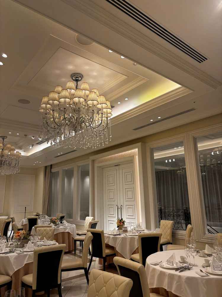 シャンデリアが大きく，天井があまり高すぎてないのが印象的でした。重厚感のある扉もよかったです。