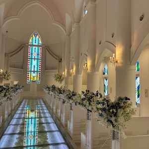 クオーレチャペルの中の写真。ステンドグラスから光が差し込み、幻想的でした。