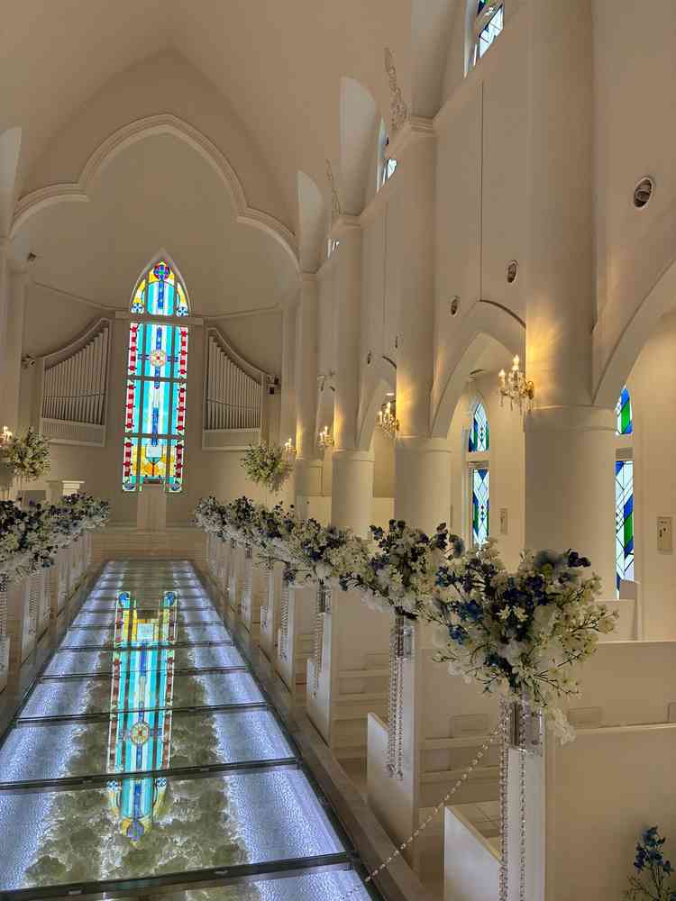 クオーレチャペルの中の写真。ステンドグラスから光が差し込み、幻想的でした。