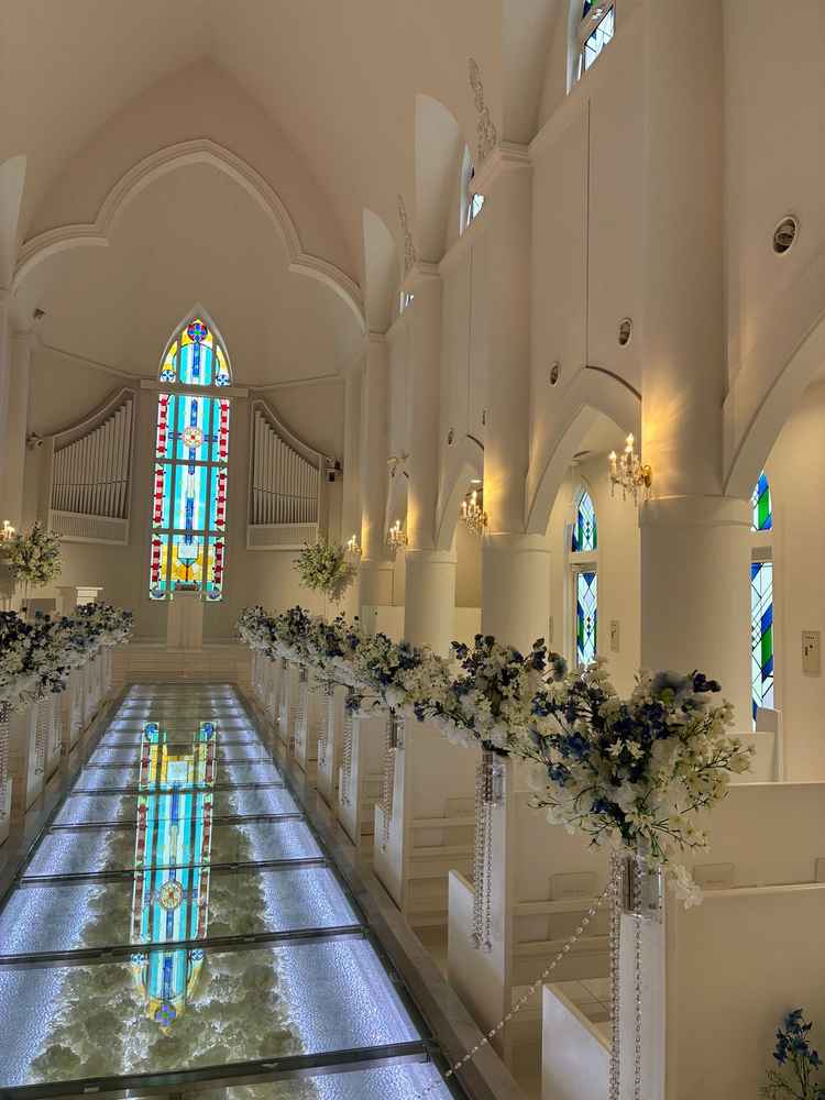 クオーレチャペルの中の写真。ステンドグラスから光が差し込み、幻想的でした。