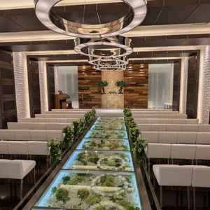 選べるチャペルの内の1つ。ナチュラルな雰囲気で、ヴァージンロードの下にある花が綺麗でした。