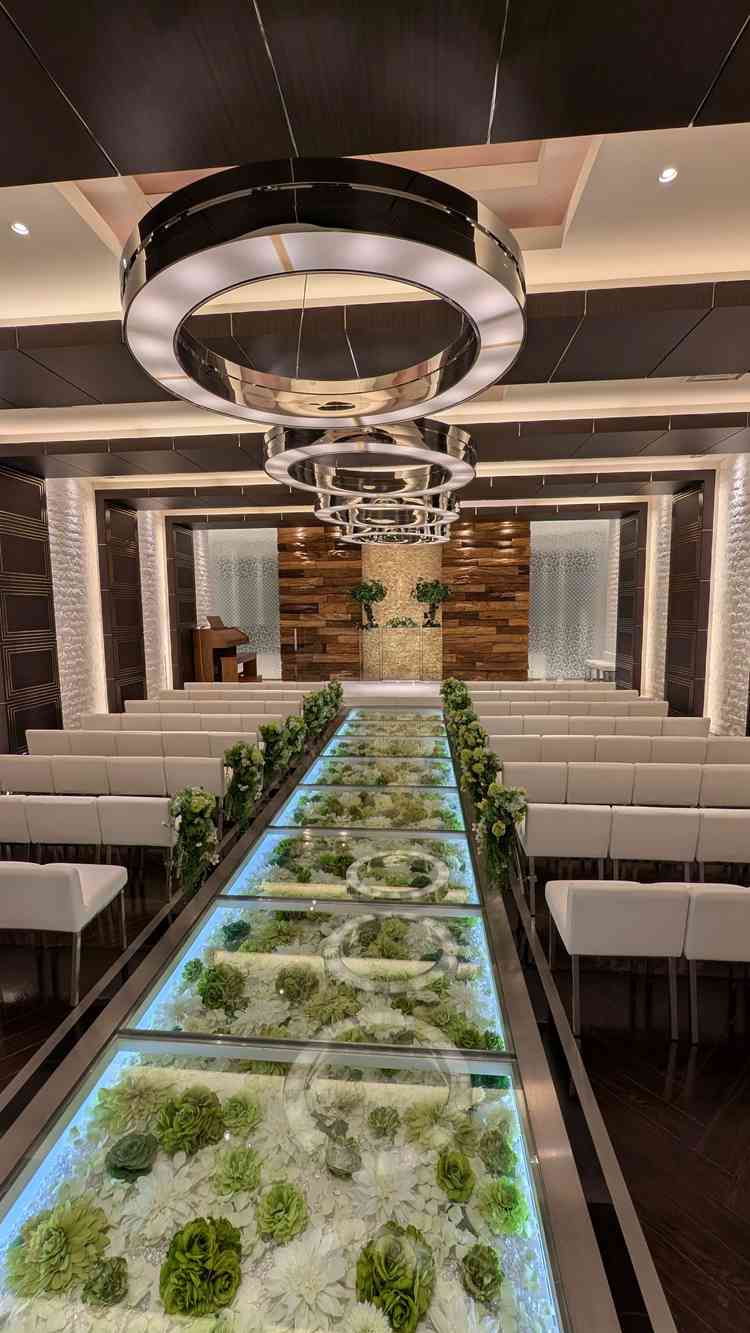 選べるチャペルの内の1つ。ナチュラルな雰囲気で、ヴァージンロードの下にある花が綺麗でした。