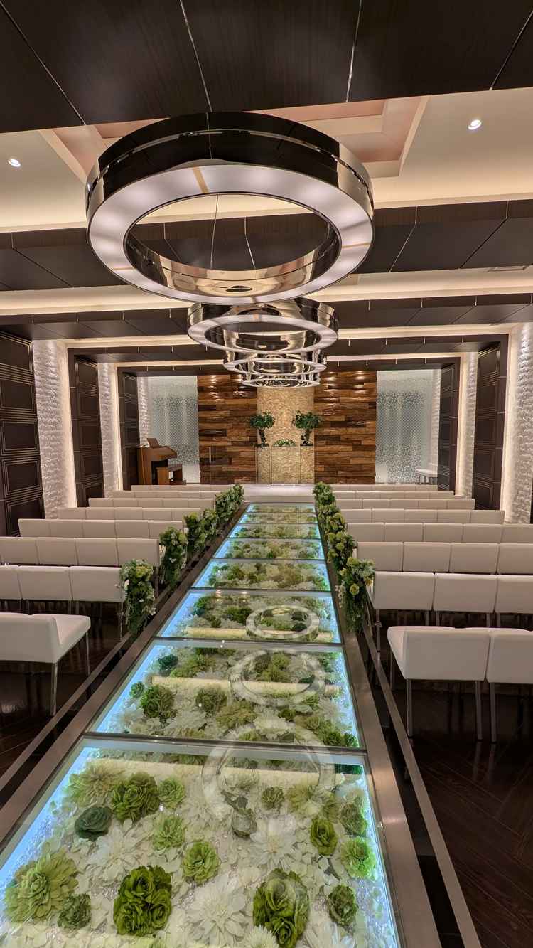 選べるチャペルの内の1つ。ナチュラルな雰囲気で、ヴァージンロードの下にある花が綺麗でした。