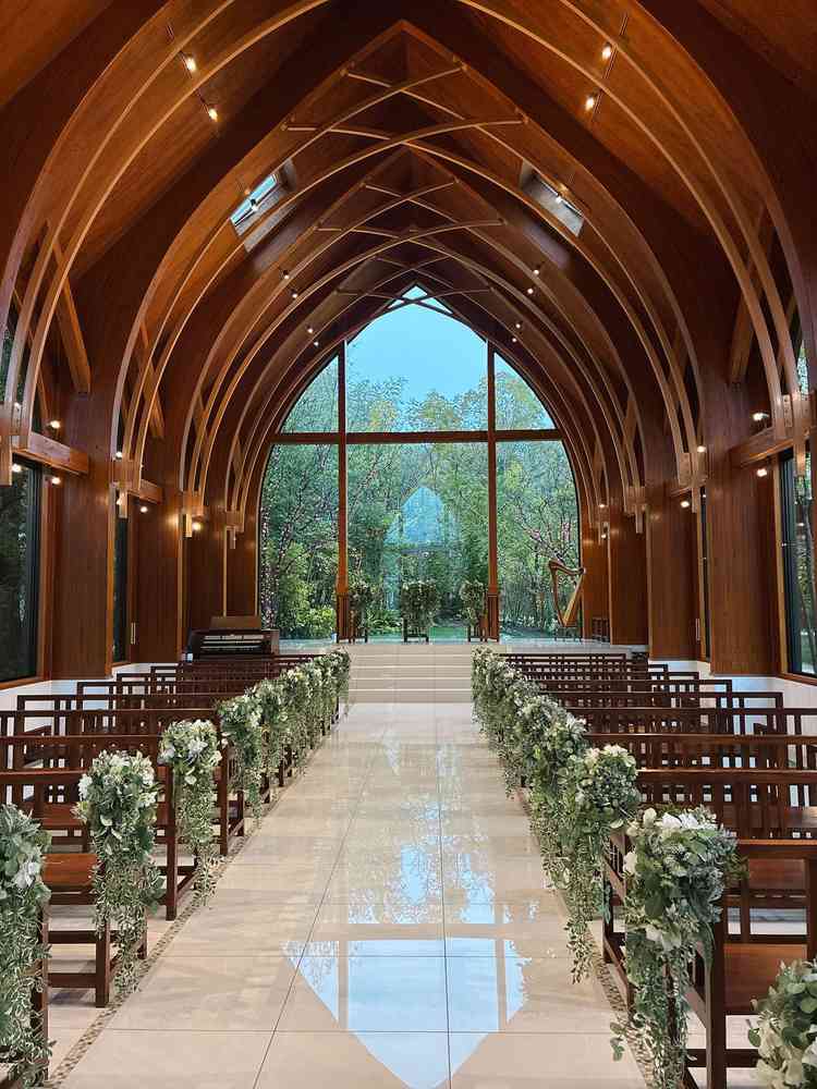 チャペル内。雨でも、三面窓で明るい。