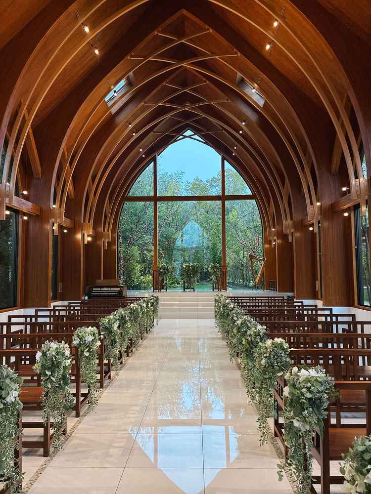 チャペル内。雨でも、三面窓で明るい。