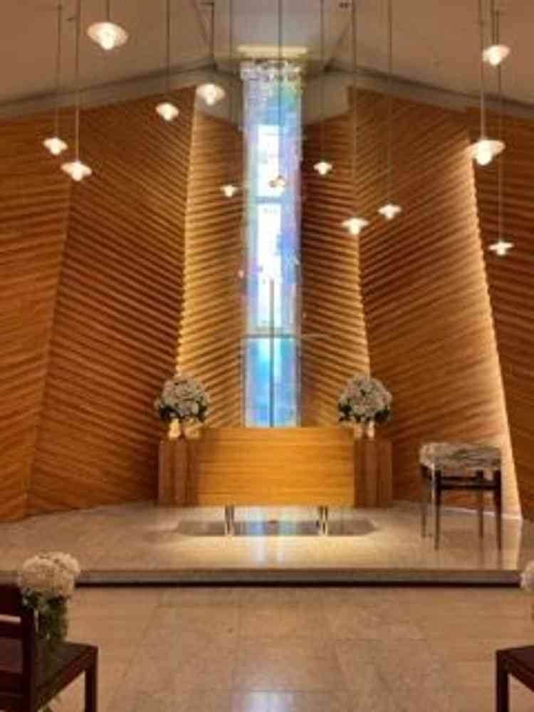 木の温かさがあるチャペル。虹色のモニュメントは2人の数多の可能性がある未来を表している