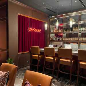 新郎新婦の控室です。普段はバーとして使われている場所で、落ち着いた雰囲気がありました。