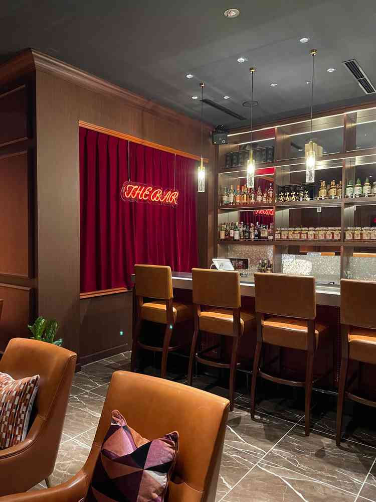 新郎新婦の控室です。普段はバーとして使われている場所で、落ち着いた雰囲気がありました。