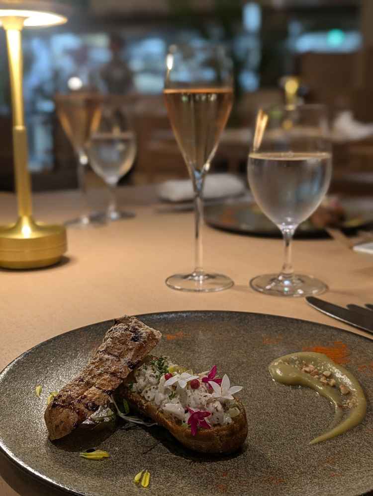 エクレア生地にアボカドクリームをサンドしたもの