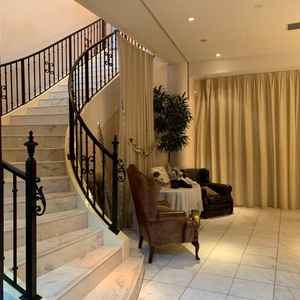 披露宴会場への階段。ガーデンの隣にありスペースとしてはそこまで広くないが開放感があった