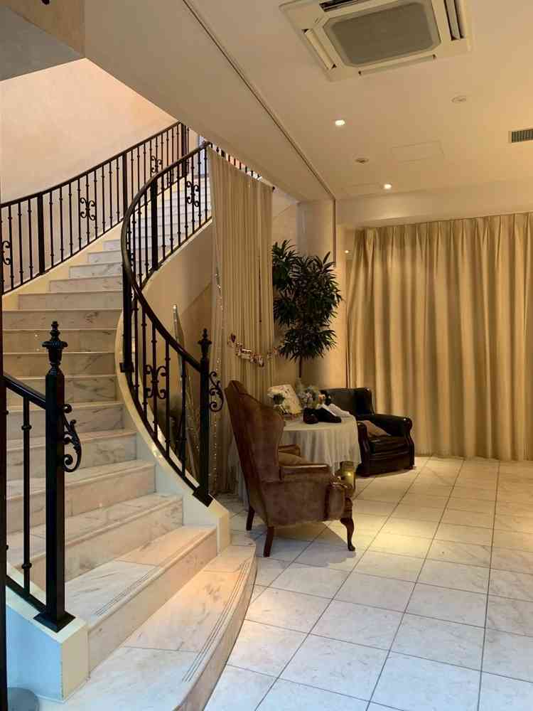 披露宴会場への階段。ガーデンの隣にありスペースとしてはそこまで広くないが開放感があった