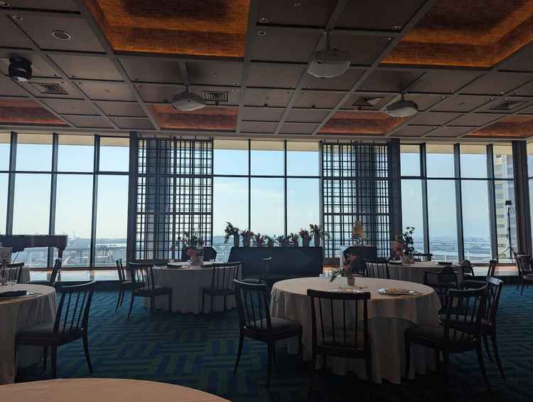 披露宴会場2、スモークが開けて空が見やすくなった状態。写真で見ていたときより大人っぽいシックな空間。