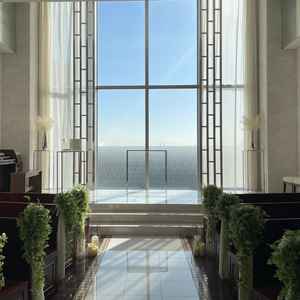 空を近くに感じる特別な空間で、真っ白なバージンロードに自然光が反射する美しいチャペル。