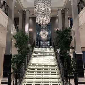 披露宴会場の新郎新婦入場階段