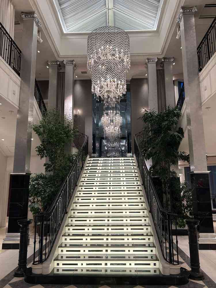 披露宴会場の新郎新婦入場階段