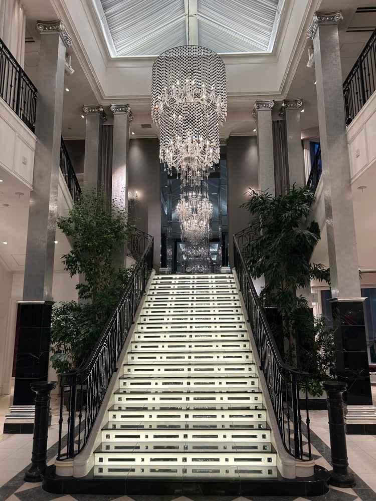 披露宴会場の新郎新婦入場階段