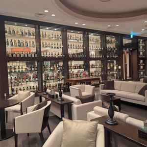 山梨のお酒が飾ってあり大人な雰囲気でした。