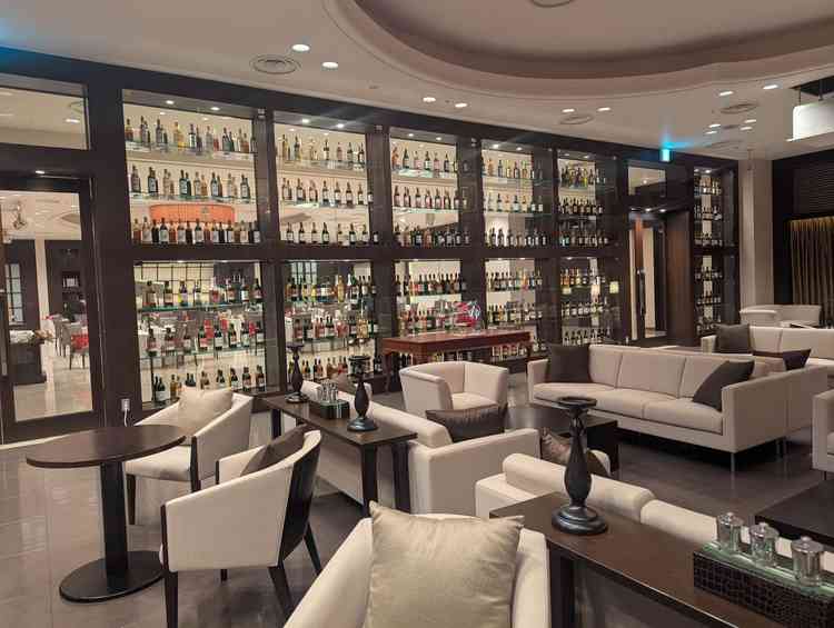 山梨のお酒が飾ってあり大人な雰囲気でした。