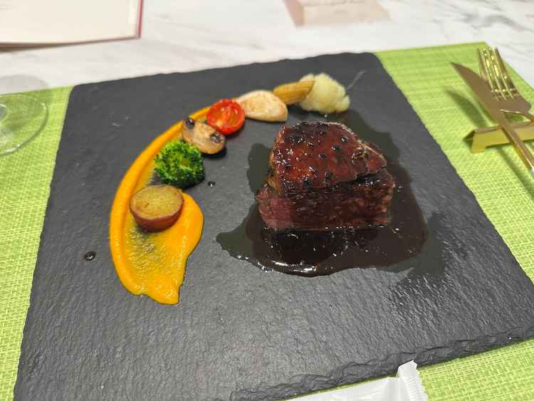 試食のお料理ですが、お肉も柔らかく、ソースの味も良かったのでまた食べたいと思える。見た目も綺麗。