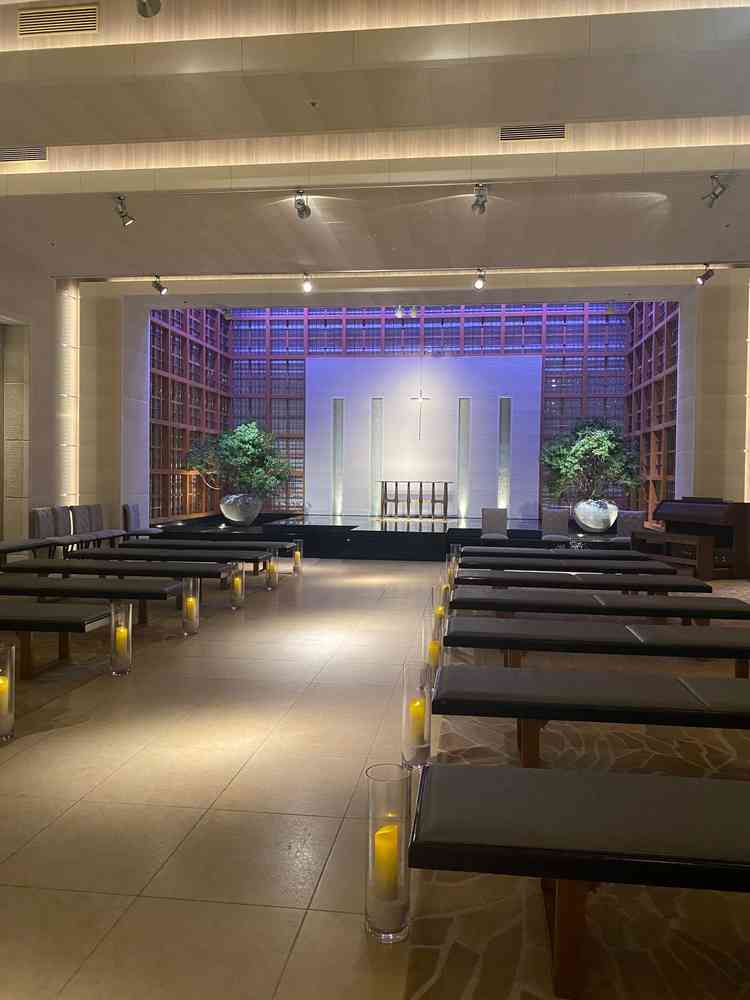 チャペル全体。イスには背もたれがなく開放的。水が流れ、木があり、自然とモダンな雰囲気。