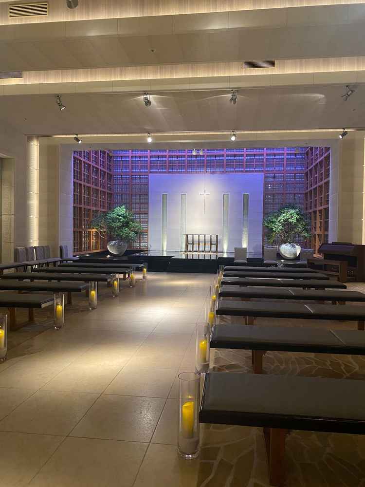 チャペル全体。イスには背もたれがなく開放的。水が流れ、木があり、自然とモダンな雰囲気。