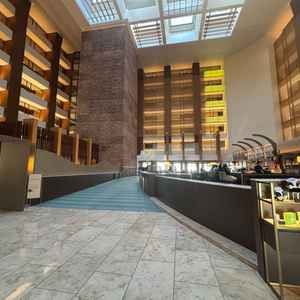 ホテルのロビーの写真。ここで写真を撮影することができるそうです。