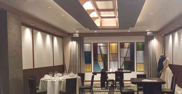 ステンドグラスが美しい披露宴会場。木目調で和モダンな印象でした。