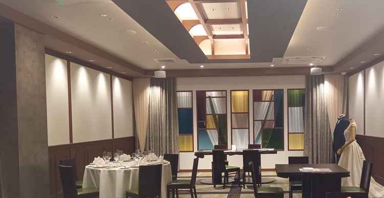 ステンドグラスが美しい披露宴会場。木目調で和モダンな印象でした。