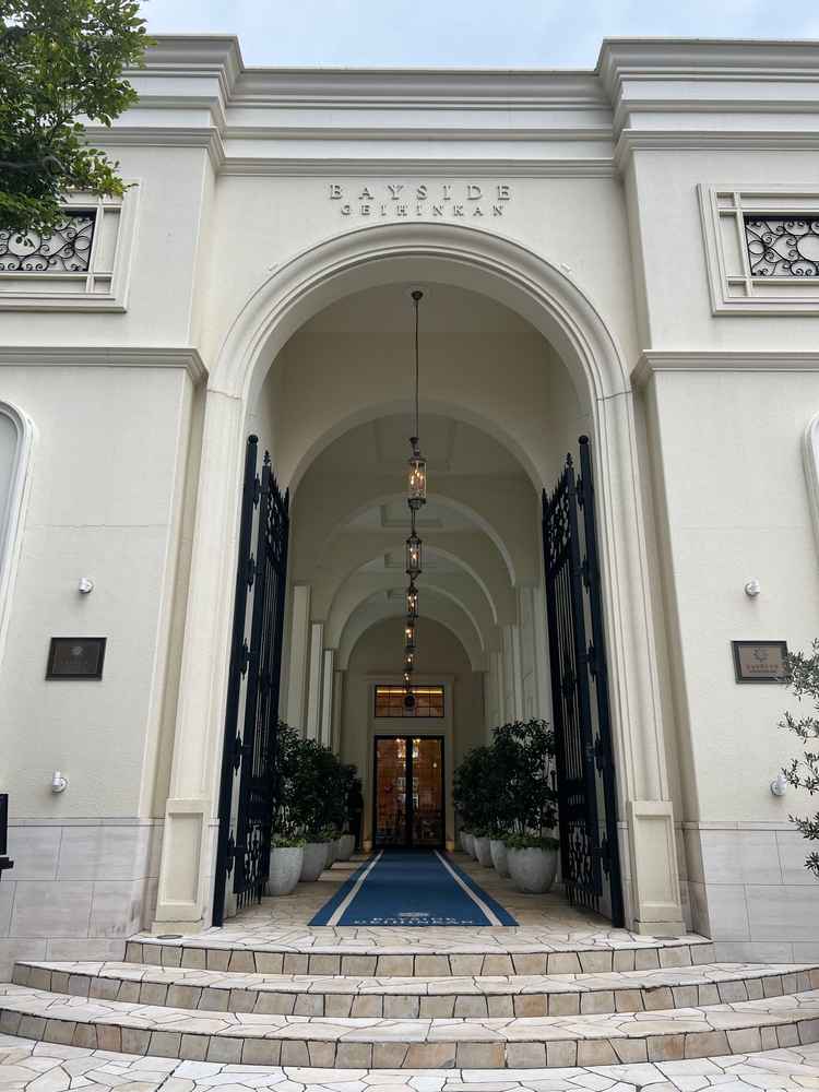 入り口にある大きな門の写真。ここから先はどんな式場なのだろうと自然と気分が高まりました。