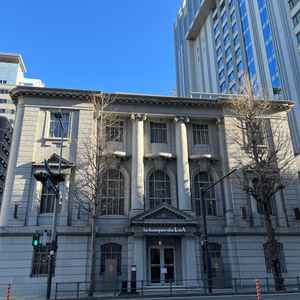 向かいの歩道から見た外観、駅から出ると見えてきます