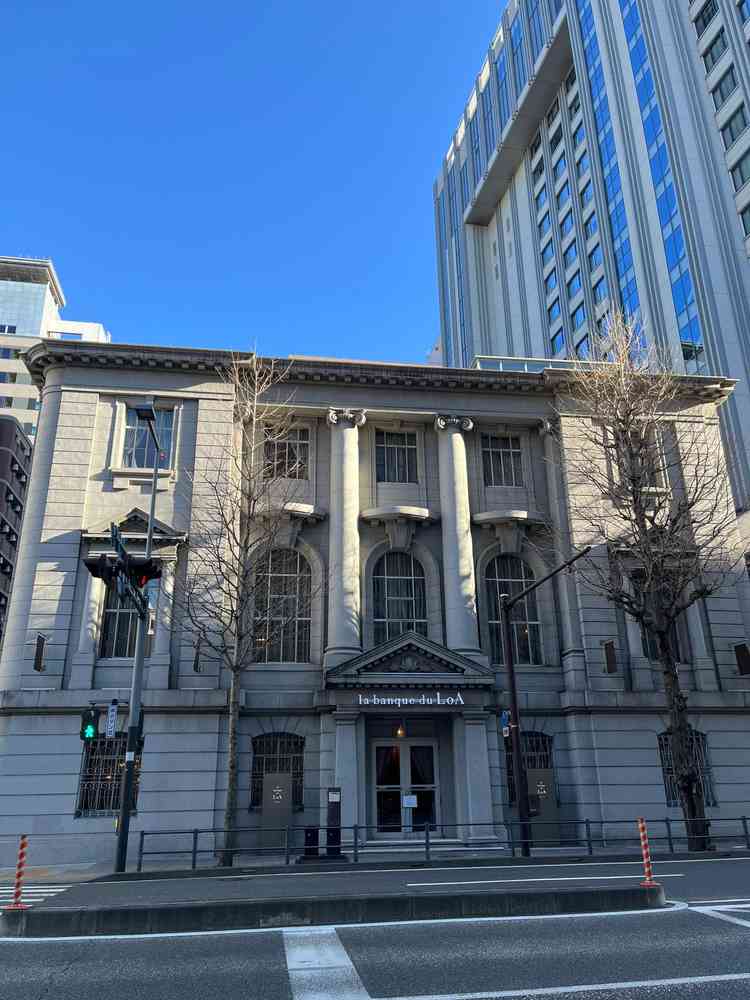 向かいの歩道から見た外観、駅から出ると見えてきます