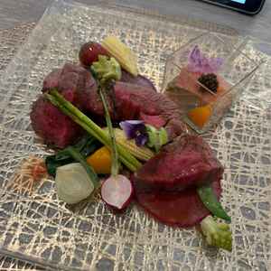 出していただいたお料理。お肉が分厚くてとても美味しかったです。色合い等も凝っていて感動しました。