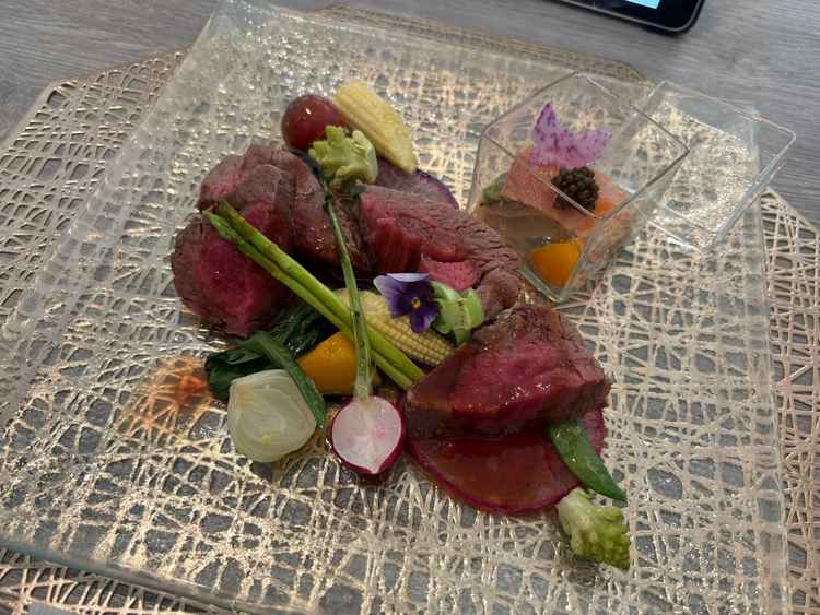 出していただいたお料理。お肉が分厚くてとても美味しかったです。色合い等も凝っていて感動しました。