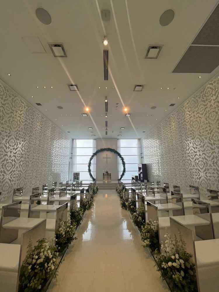 白基調のチャペルでお花やアーチなど自分好みにアレンジ出来ると聞いていいと思いました