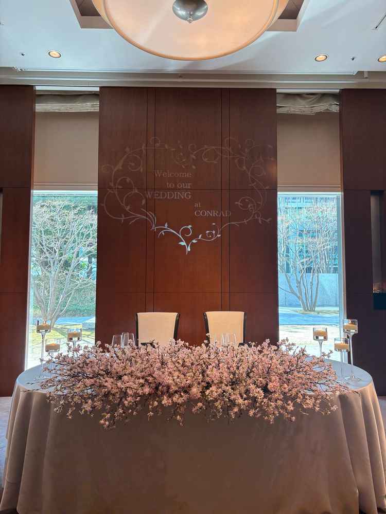 披露宴会場浜離宮のメインテーブル。後ろの窓はカーテンで閉めることもできる。