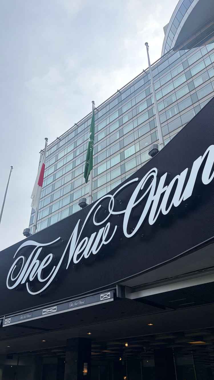 ホテルの外観「The New Otani」の写真。この式場に決めたら、この前で写真を撮りたいですね。