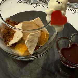 試食会のデザートの写真。食べられるクマちゃんで飾りつけられ、見た目も味も好印象でした。