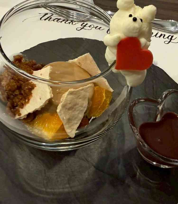 試食会のデザートの写真。食べられるクマちゃんで飾りつけられ、見た目も味も好印象でした。