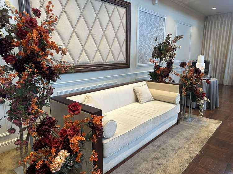 披露宴会場の高砂の写真です。ソファだと友達と距離が近くなるのが良いと思いました。