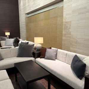 参列者が待機するロビー　広く映像の演出がオシャレでとても気に入りました