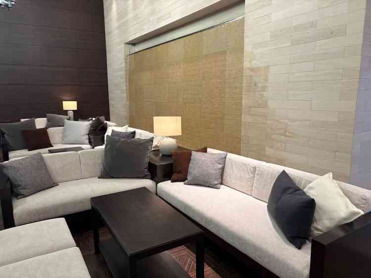 参列者が待機するロビー　広く映像の演出がオシャレでとても気に入りました