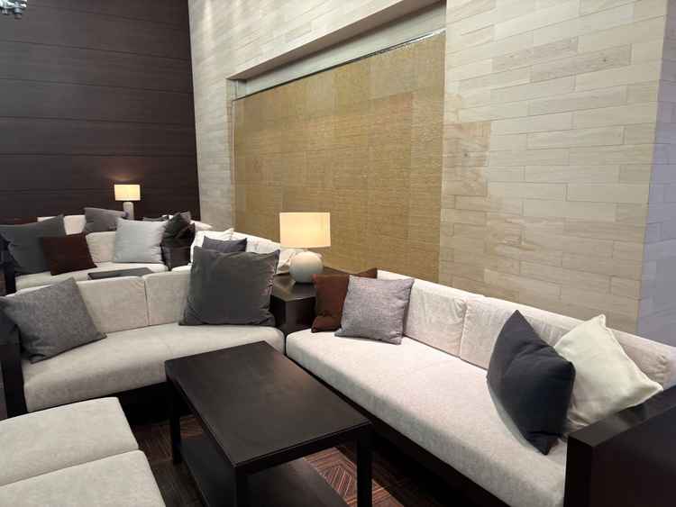 参列者が待機するロビー　広く映像の演出がオシャレでとても気に入りました