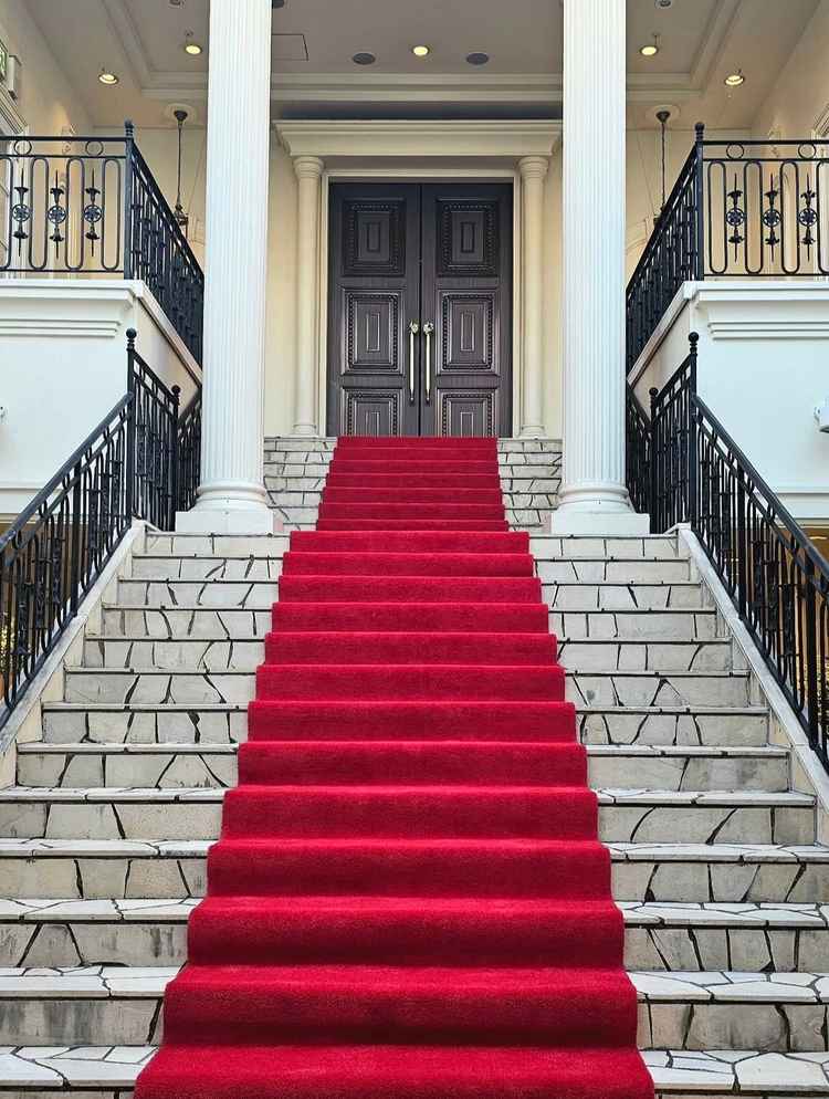 チャペルに向かうまでの階段です。