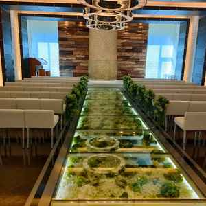 チャペルの写真。バージンロードの下にお花が飾られており素敵でした。