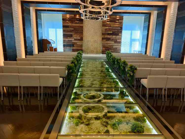 チャペルの写真。バージンロードの下にお花が飾られており素敵でした。