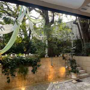 披露宴会場に隣接しているガーデンの写真です。光が差し込みとても綺麗です。