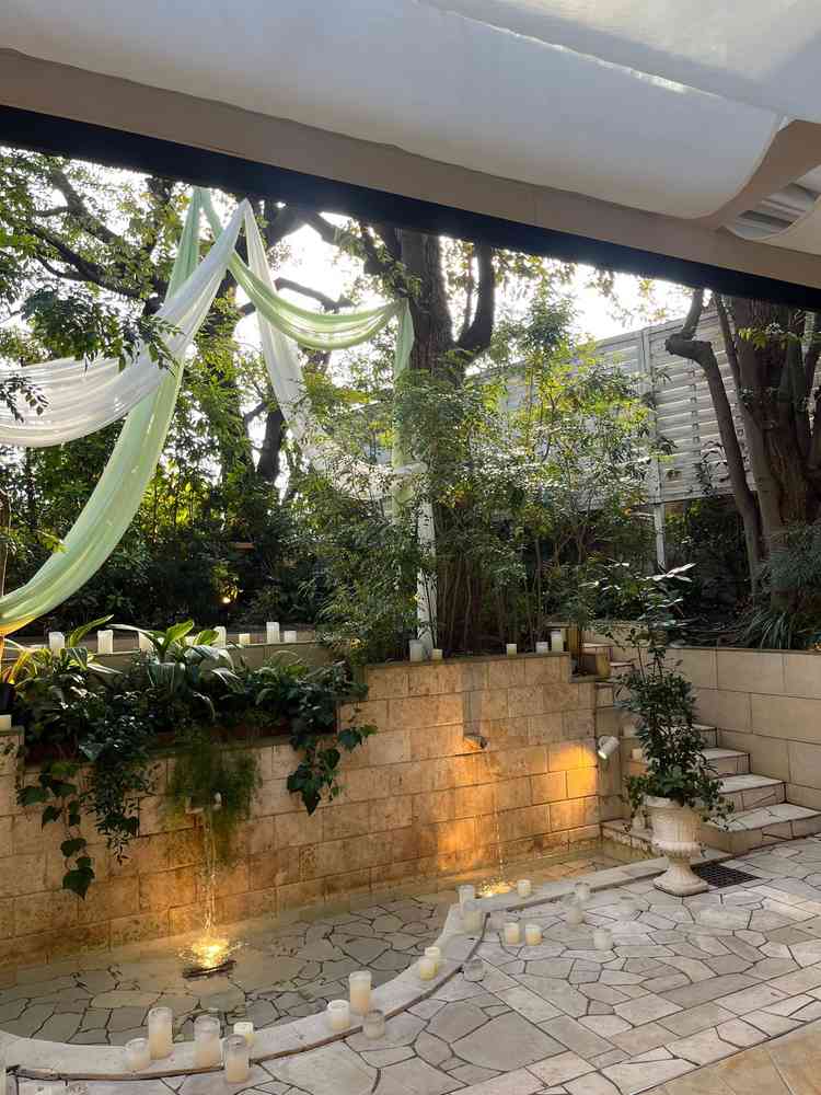 披露宴会場に隣接しているガーデンの写真です。光が差し込みとても綺麗です。